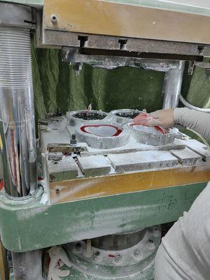 الغذاء الصف اليوريا صب مسحوق مجمع C3H6N6 لأدوات المائدة