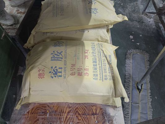 مسحوق طلاء الميلامين عالي النقاء 99.8٪ لون مخصص لإنتاج أدوات الطعام