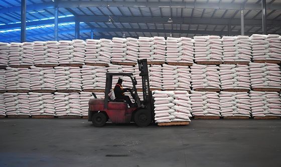 مسحوق الميلامين النقي 99.9٪ نقاء موثوق به من قبل الكيميائية الفيتنامية مقعد المرحاض الميلامين